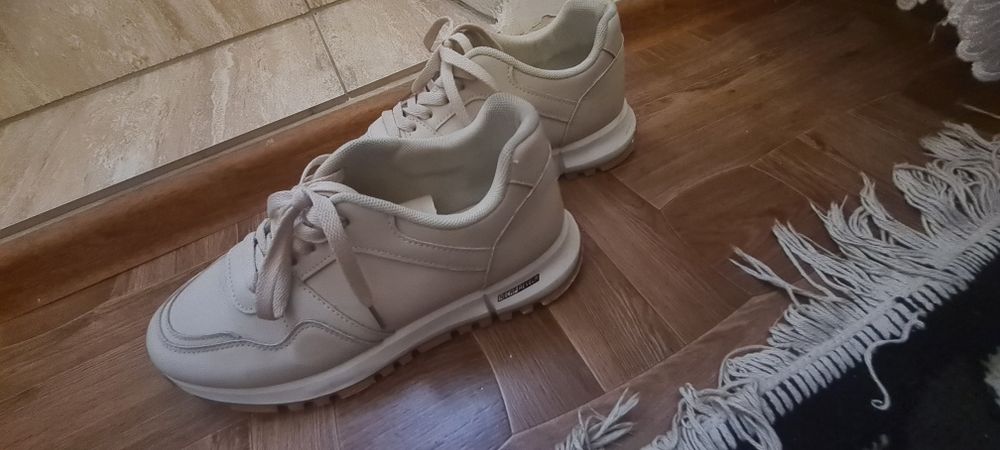 Жіночі кросівки 41 р