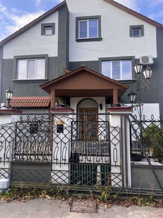 Укопмплектований будинок 260 кв.м з басейном