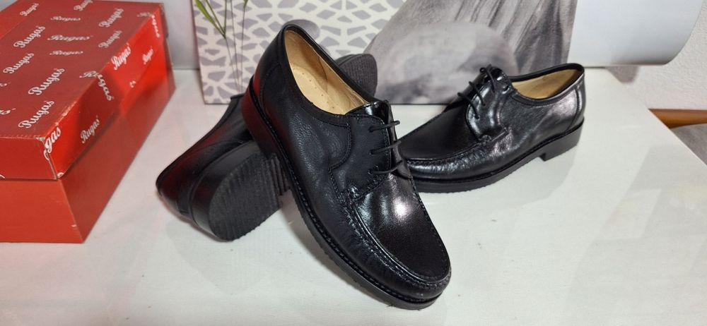 Calçado Homem  em pele e couro ,interior em pele.