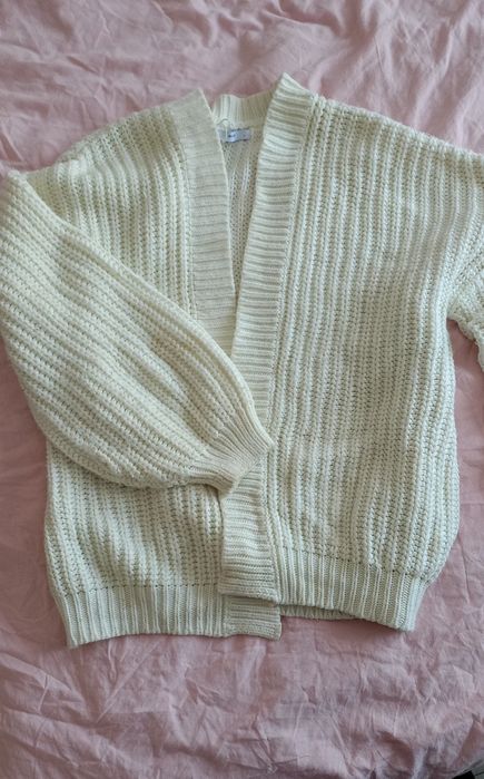 Biały sweter oversize