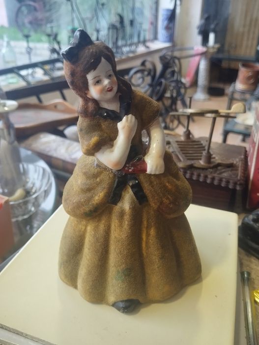Boneca antiga louça e veludo