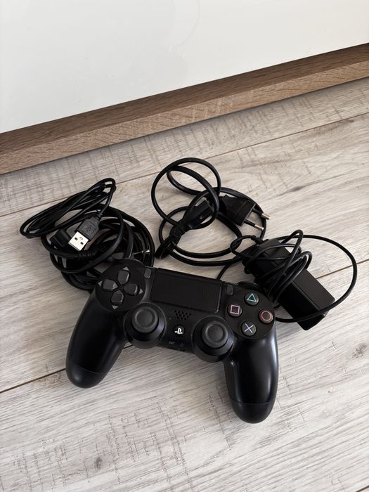 PS4 1TB + pad + 11 gier