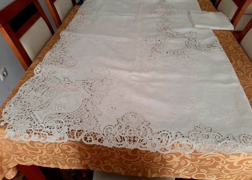 Vende-se toalha bordada em linho da ilha da Madeira