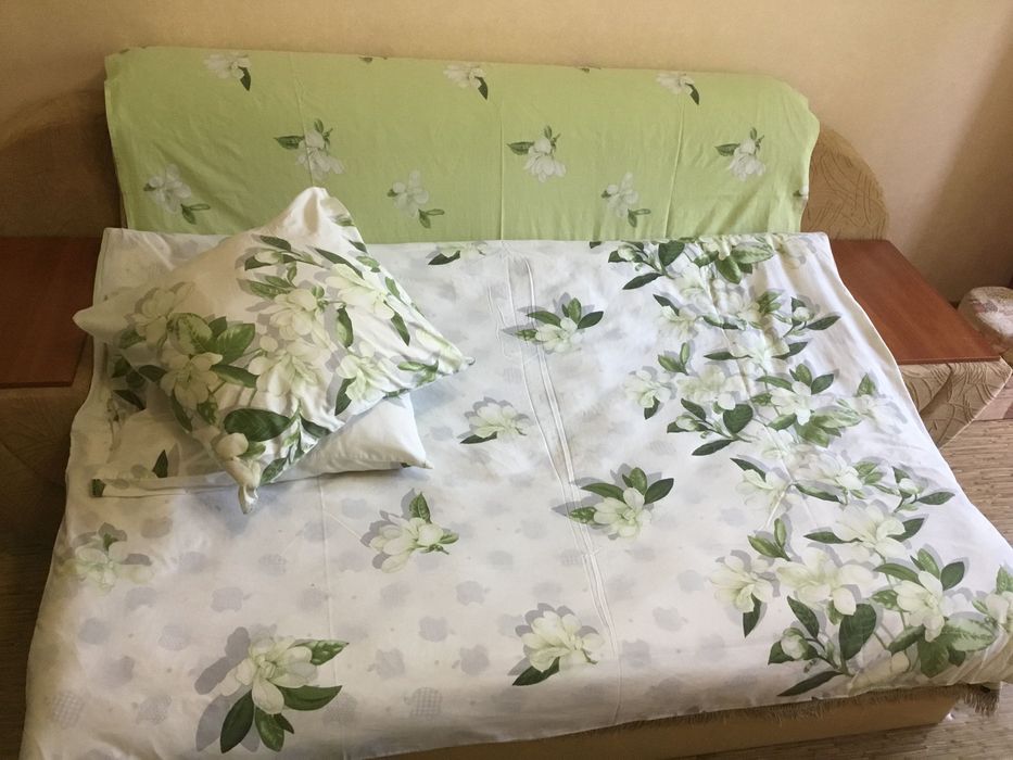 Посуточно 1 ком.квартиру. 2 + 1 спальн. мест.. .Центр. г.Каменское.