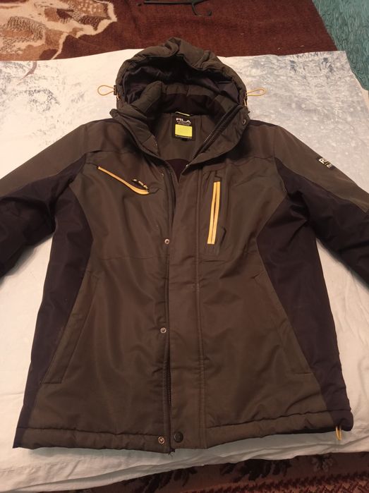 Продам зімнею курточку фірменую в очень хорошем состояніі.