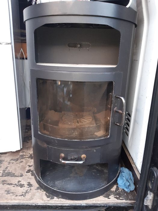 Камін  на  дрова  привезений  з  Чехії.