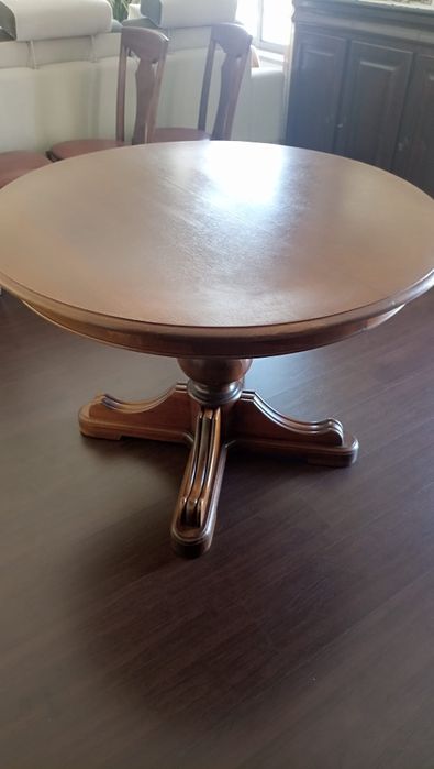 Mesa extensível e cadeiras com tampo em pele
