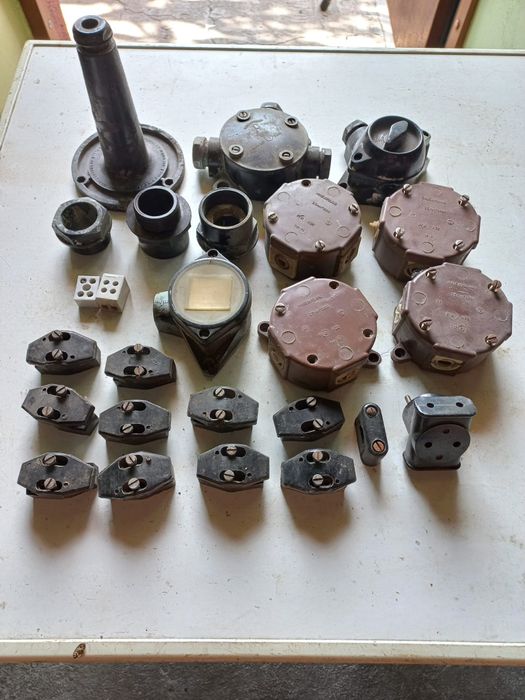 Gnazda puszki włączniki elektryczne PRL