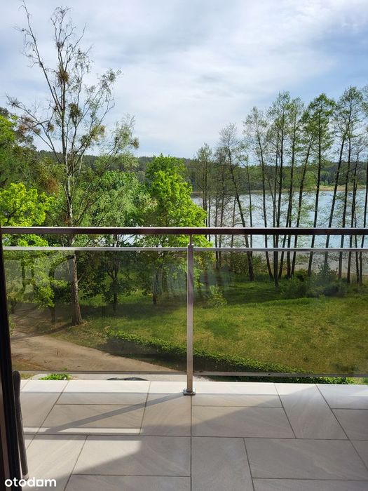 Przestronny apartament z balkonem i windą nad jeziorem Pluszne