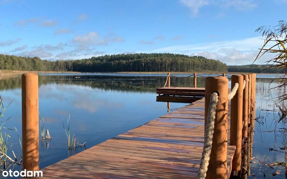 Dom z linią brzegową i pomostem