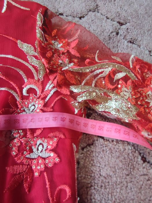 Продам святкову сукню з вишивкою