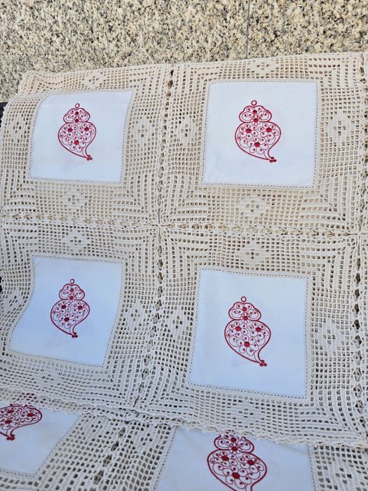 Toalha de croche e linho com 2,45 por 1,30m motivo coraçao de viana.