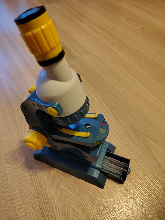 Mikroskop ze szkiełkami i oświetleniem. Stan b. Dobry