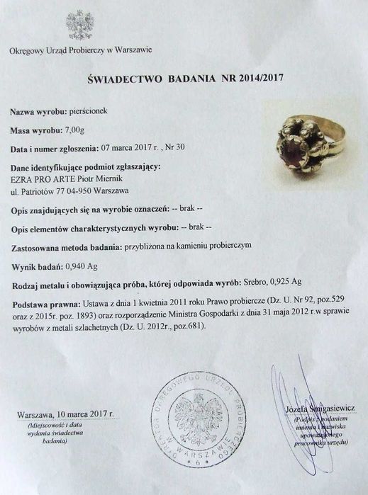 Srebrny pierścień z ozdobą stroju szlacheckiego z XVII wieku