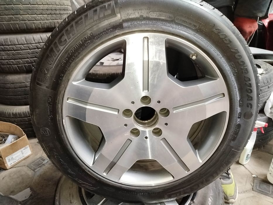 За комплект .Броньовані Колеса Michelin PAX на броньований 221 ,220 .