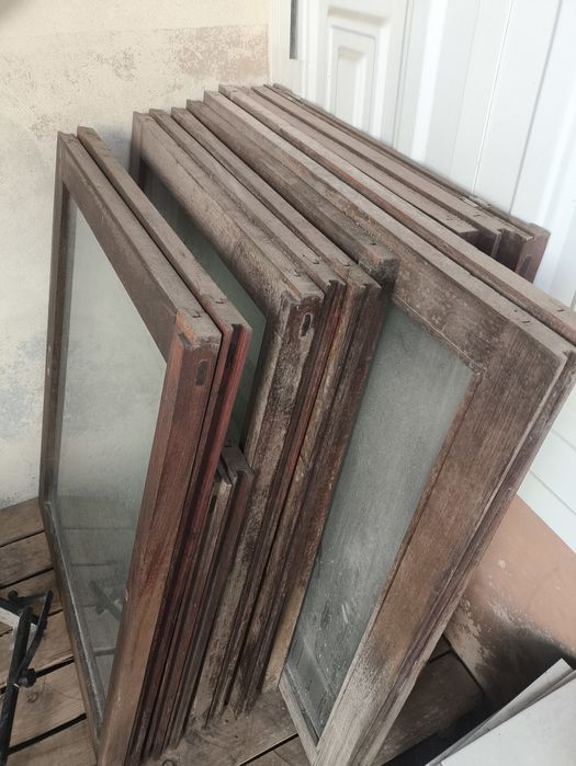 Lote de janelas antigas em madeira – 14 unidades