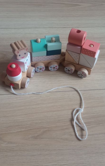 Pociąg drewniany z klockami Żyrafa Sophie marki Janod