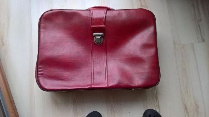 czerwony neseser z PRL