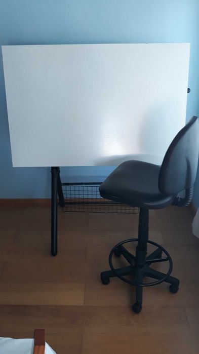 Estirador (cadeira não está à venda)