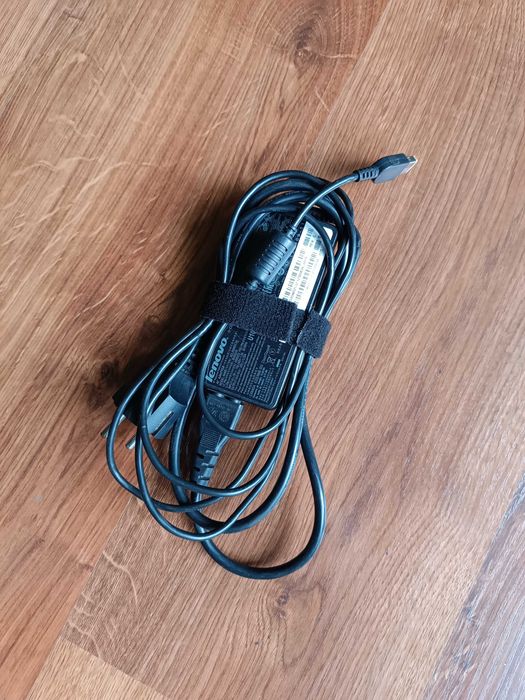 Laptop Lenovo, 6GB RAM, dysk SSD, Windows 11, w pełni sprawny