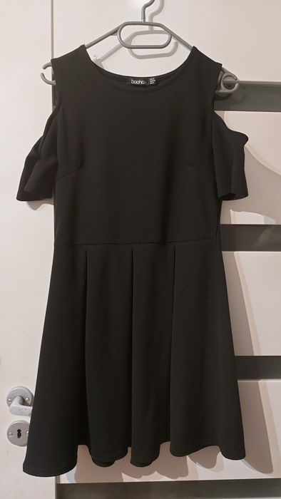 Czarna sukienka elegancka Boohoo L odkryte ramiona