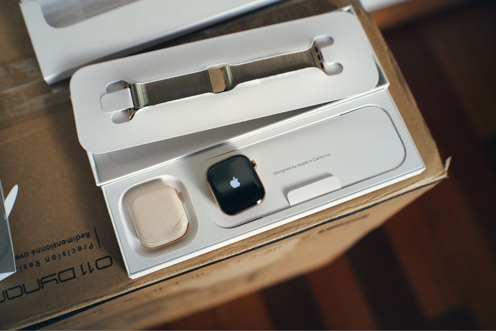 Apple Watch Series 10 42mm Celular Gold com Milanese ; Titânio