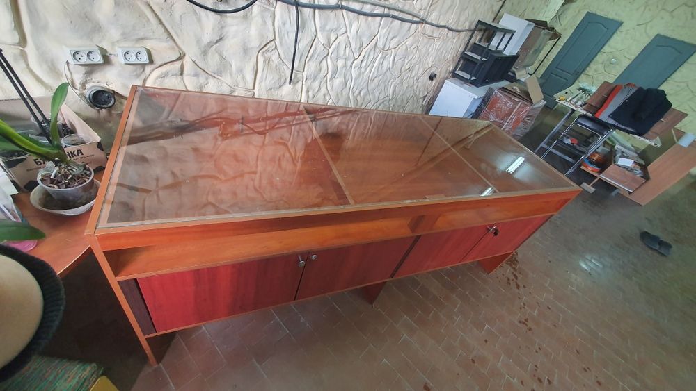 Большой качественный стол со стеклянной столешницей и шкафчиками
