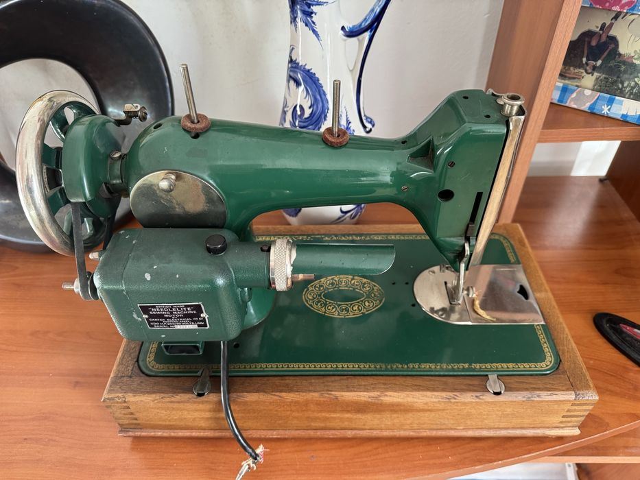 Maquina costura antiga436767627999324161