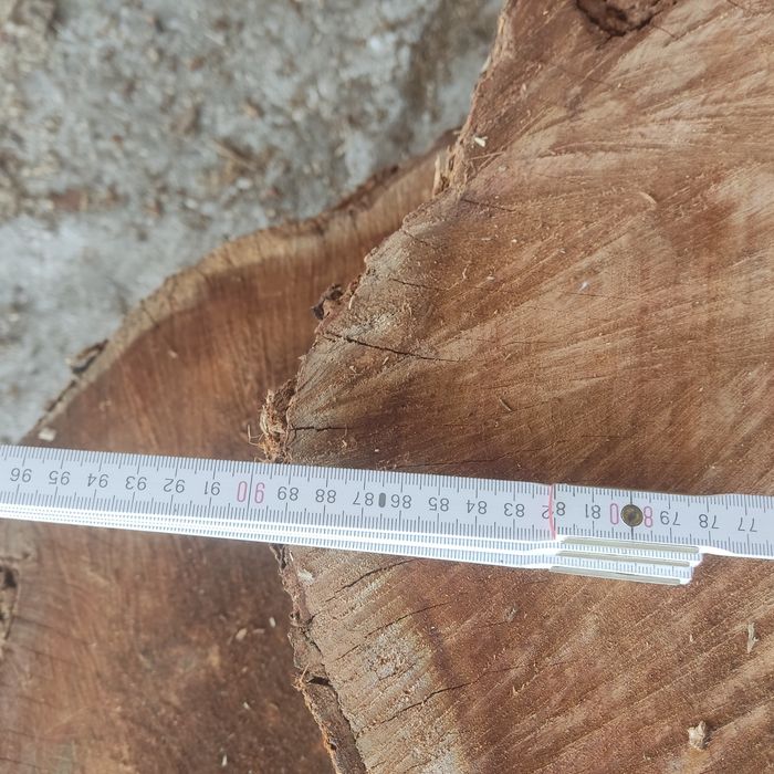 Pranchas em madeira de acácia, oliveira e carvalho.