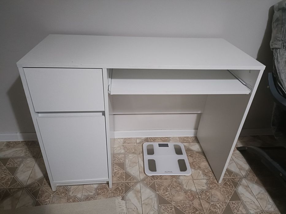 Białe biurko Ikea
