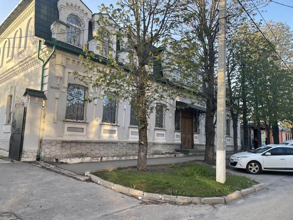 Продається особняк в центрі міста.