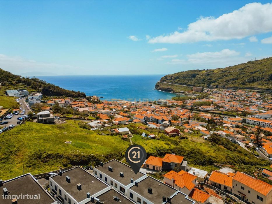Moradia em Banda T3 em Machico – Luz Natural, Vista Mar e Excelente Lo
