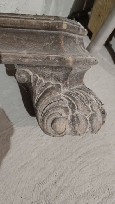 Старі крісла під реставрацію