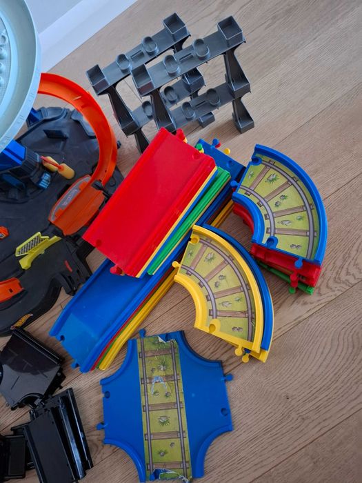 Hot Wheels City GJL14 Mega Garaż Atak Dinozaura T-Rex + gratis