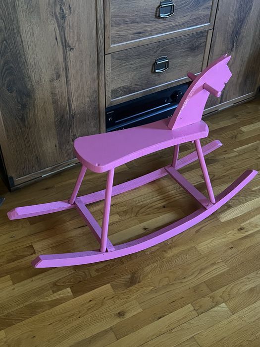 Konik bujany na biegunach drewniany