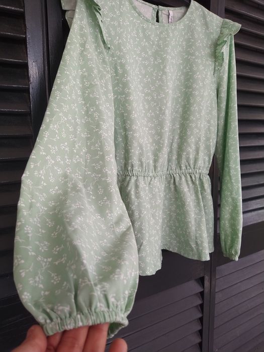 Blusa verde água com padrão floral e folhos - Tiffosi - Tamanho M
