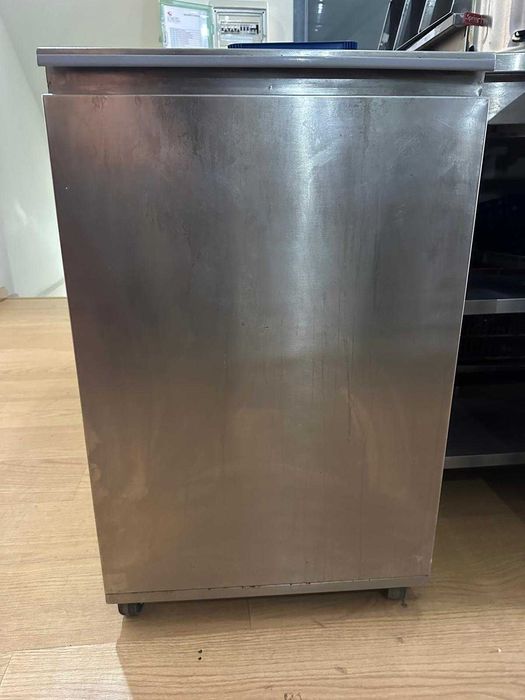 Tulha de resíduos em Inox com Rodas. ideal para cozinhas industriais, restaurantes, pastelarias, cantinas ou zonas de preparação alimentar.