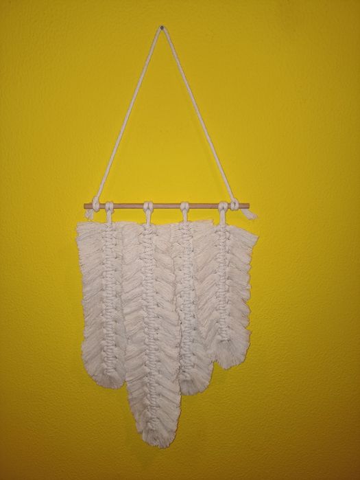 Decoração de parede - plumas em macramé