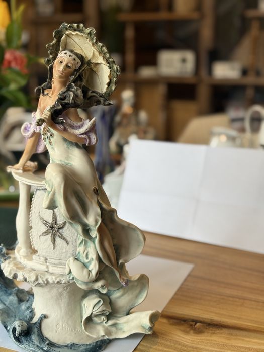 Porcelanowa figurka letni spacer Giuseppe Armaniego