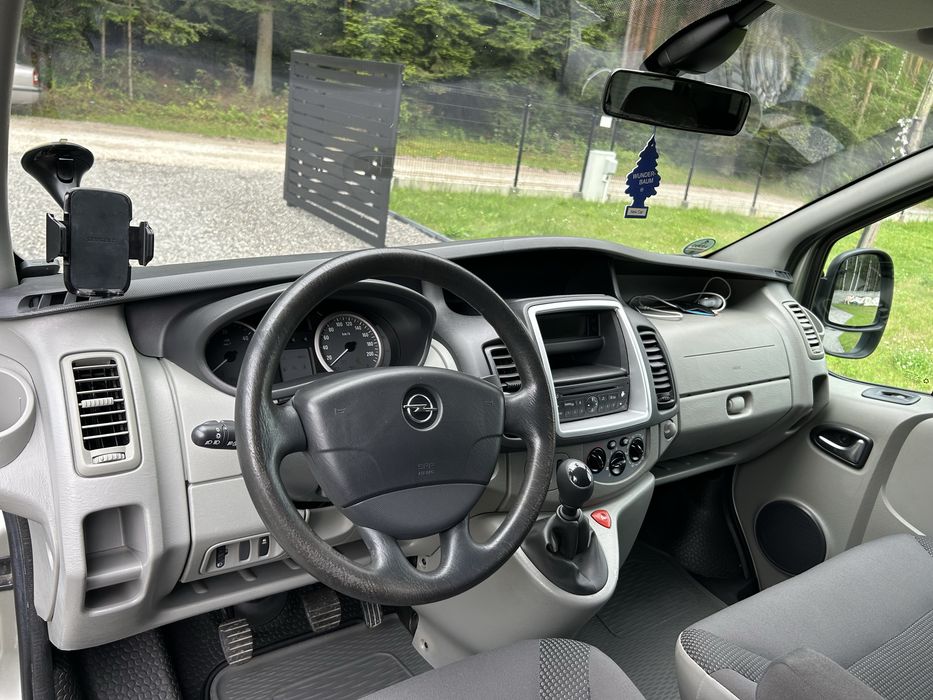 Wnajem auta Opel Vivaro Long 9 osobowy