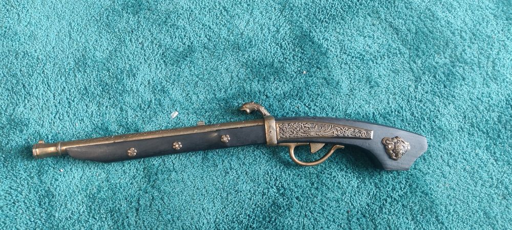 Pistola decorativa estilo antigo (réplica de pederneira)