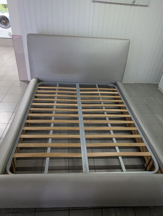 Cama feita à medida + estrado incluído
