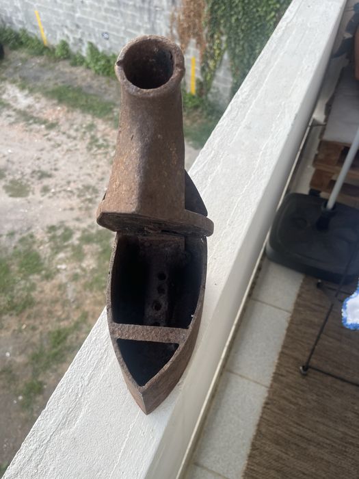 Ferro de Engomar Antigo a Carvão / Brasa – Modelo Raro com Chaminé
