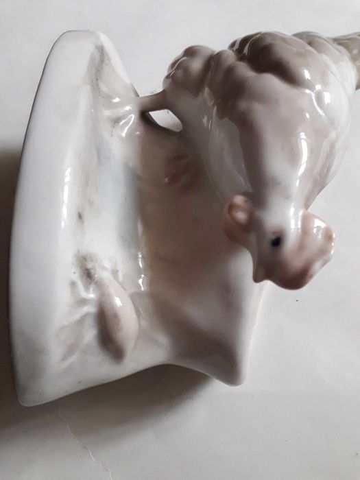 Фарфоровая статуэтка сидячая собака.Статуэтка для карандашей