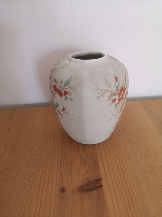 Jarra decorativa em porcelana com flores