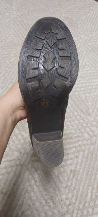 Сапоги коричнево-черные на каблуке