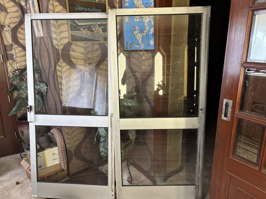Janela  sala cinza
