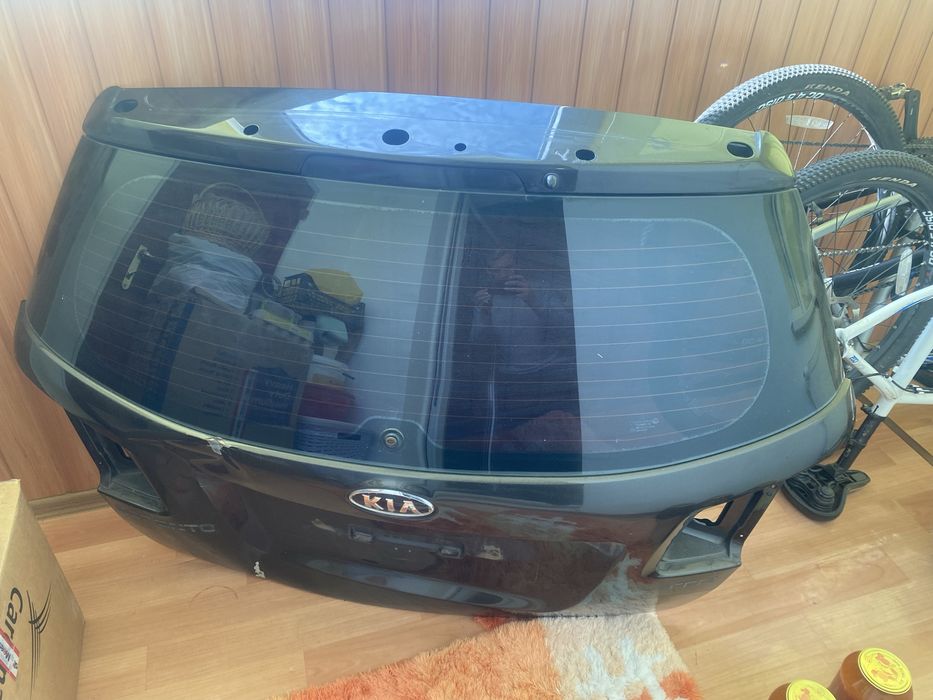 Задня ляда на KIA SORENTO