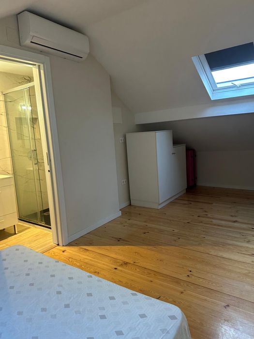 Alugo quarto com casa de banho