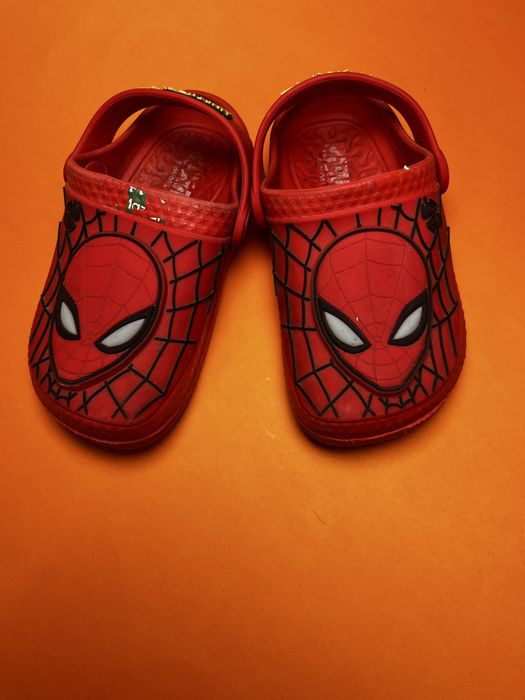 Crocsy . Spider‑Man . Czerwone . 24
